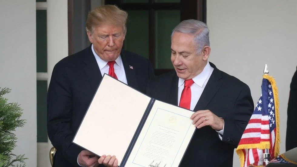 Tổng thống Mỹ Donald Trump (trái) và Thủ tướng Israel Benjamin Netanyahu và bản tuyên bố công nhận chủ quyền của Israel ở Cao nguyên Golan, trước Nhà Trắng ngày 25-3. Ảnh: REUTERS
