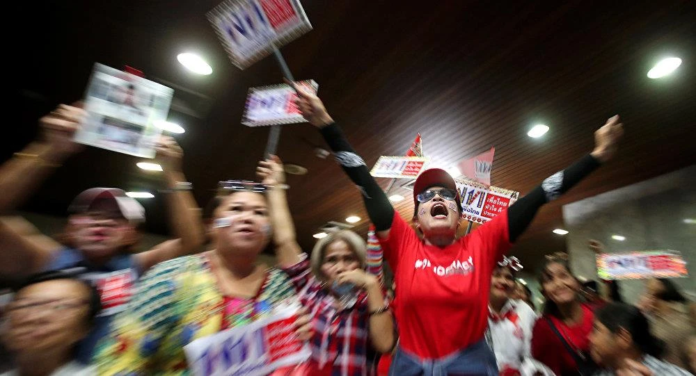 Người ủng hộ đảng Pheu Thai ăn mừng, theo dõi kết quả bầu cử. Ảnh: REUTERS