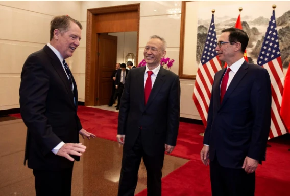 Phó Thủ tướng Trung Quốc Lưu Hạc (giữa), Đại diện thương mại Robert Lighthizer (trái), Bộ trưởng Tài chính Mỹ Steven Mnuchin phải tại nhà khách Điếu Ngư Đài ở Bắc Kinh (Trung Quốc) ngày 29-3. Ảnh: REUTERS