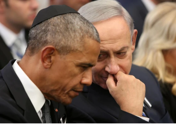 Thủ tướng Israel Benjamin Netanyahu (phải) trao đổi với Tổng thống Mỹ Barack Obama khi ông Obama sang Israel dự lễ tang của cựu Tổng thống Israel Shimon Peres, ngày 30-9-2016. Ảnh: REUTERS
