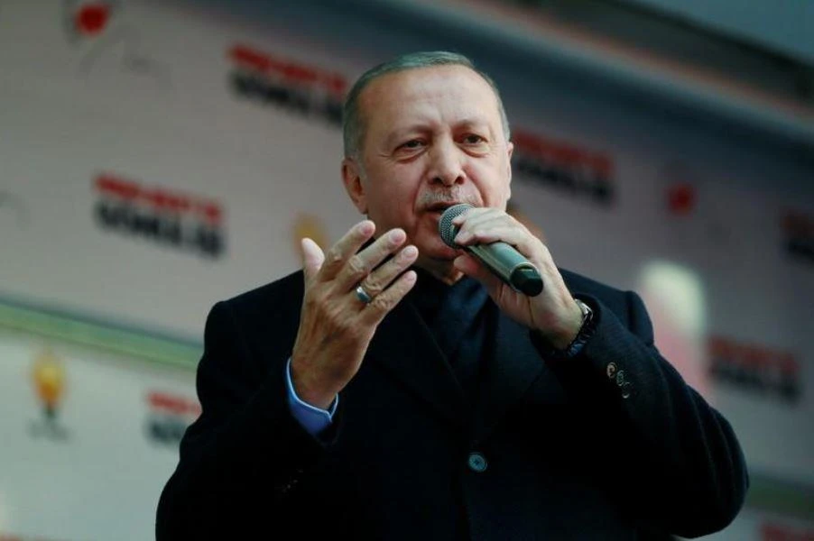 Tổng thống Thổ Nhĩ Kỳ Recept Tayyip Erdogan phát biểu trước người ủng hộ ở Ankara ngày 28-3. Ảnh: REUTERS