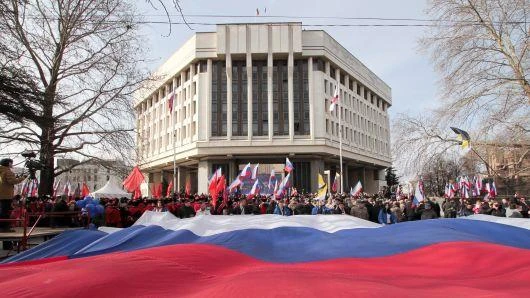 Người dân Crimea trong lễ kỷ niệm 5 năm bán đảo này được sáp nhập vào Nga, tại TP Simferopol ngày 15-3. Ảnh: AFP