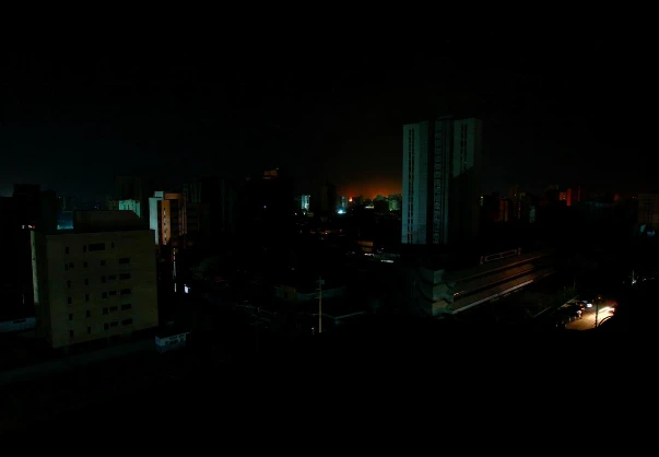 TP Maracaibo (Venezuela) tối tăm trong cảnh mất điện, tối 31-3. Ảnh: REUTERS