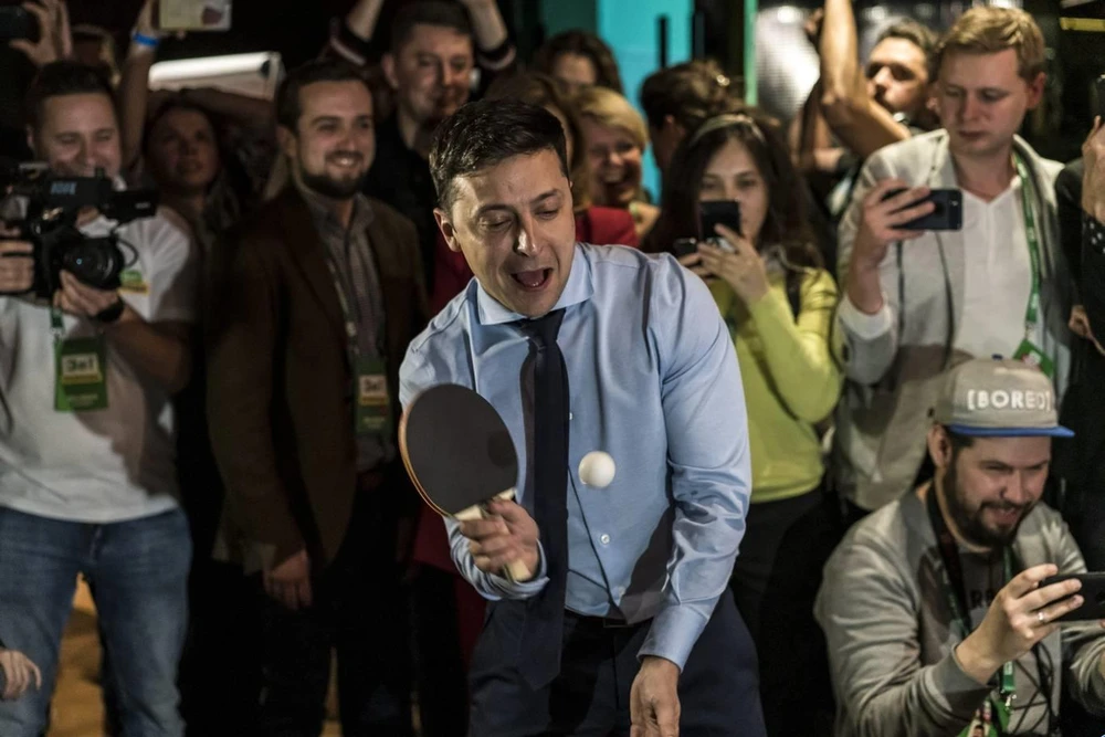 Ông Zelenskiy chơi bóng bàn với các nhà báo trong buổi tối bầu cử tại Kiev (Ukraine) 31-3. Ảnh: GETTY IMAGES