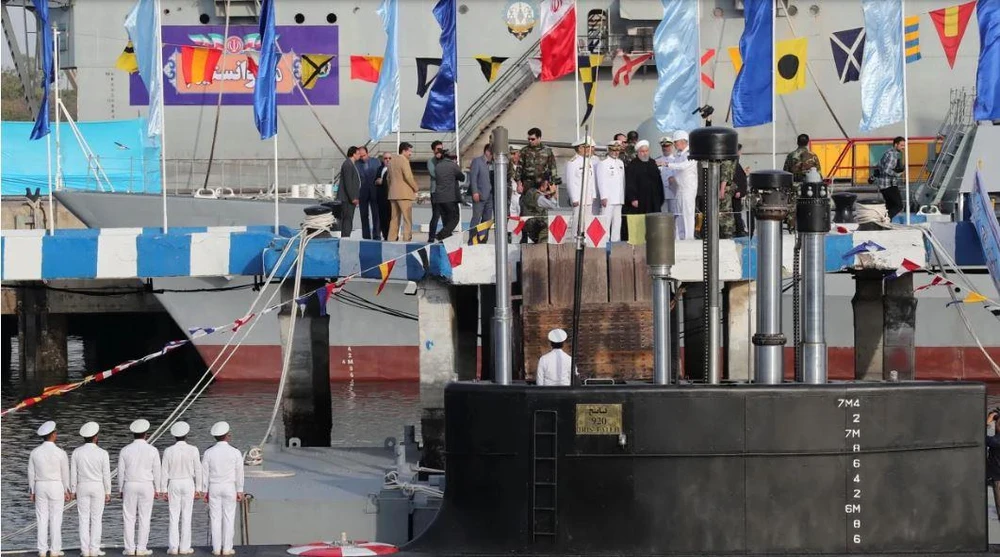 Tổng thống Iran Hassan Rouhani (giữa) trong buổi lễ ra mắt một tàu ngầm nội địa Iran ở cảng Bandar Abbas phía Nam Iran, ngày 17-2. Ảnh: AP