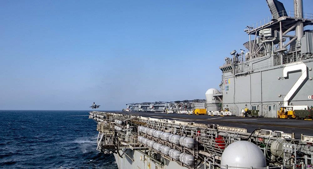 Một chiếc F-35B cất cánh từ tàu đổ bộ tấn công USS Wasp. Ảnh: AP