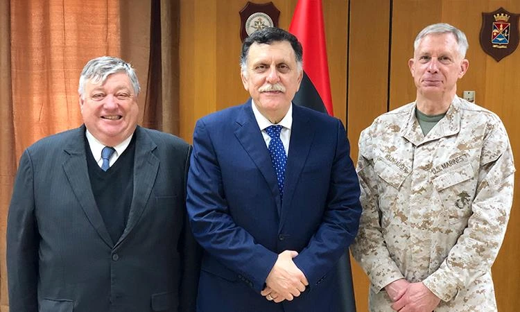 Tướng Thủy quân lục chiến, Tư lệnh AFRICOM Thomas Waldhauser (phải) và Đại sứ Mỹ tại Libya Peter Bodde (trái) trong một lần gặp Thủ tướng Libya Fayez al-Sarraj (giữa). Ảnh: ĐẠI SỨ QUÁN MỸ TẠI LIBYA