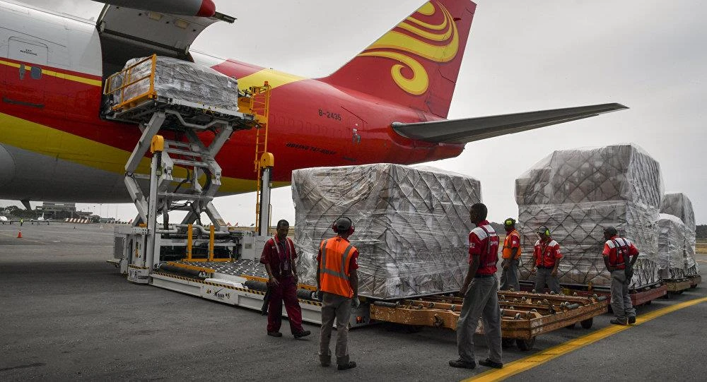 Thuốc men và thiết bị y tế được dỡ xuống từ máy bay Boeing 747 Trung Quốc đưa sang, tại sân bay quốc tế Simon Bolivar (Venezuela) ngày 29-3. Ảnh: AFP