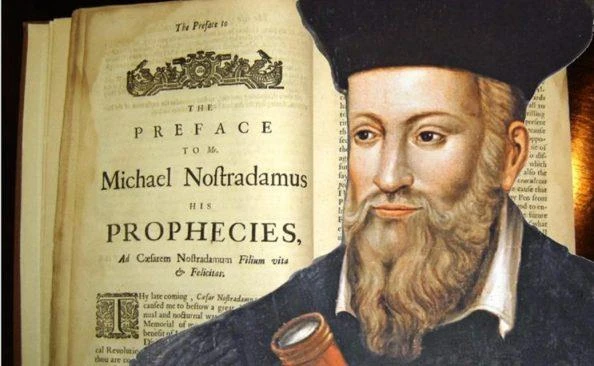 Nhà tiên tri người Pháp Nostradamus và cuốn "Những lời tiên tri". Ảnh: FACTINATE