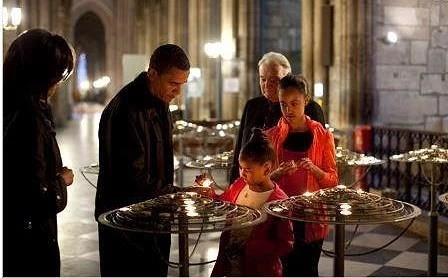 Vợ chồng cựu Tổng thống Mỹ Barack Obama trong một lần đến thăm Nhà thờ Đức Bà Paris. Ảnh: CNN