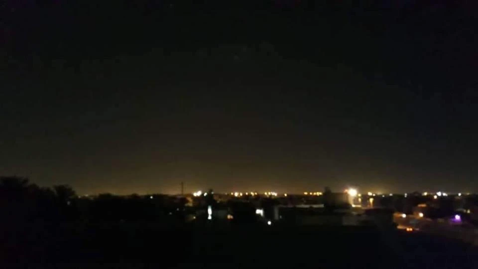 Các tên lửa rơi trúng các khu dân cư. Ảnh: TWITTER