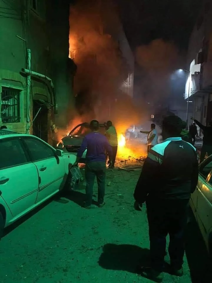 Hiện trường Tripoli bị nã tên lửa. Các tên lửa được sử dụng là tên lửa đất đối đất, được phóng đi từ phía nam Tripoli. Ảnh: TWITTER