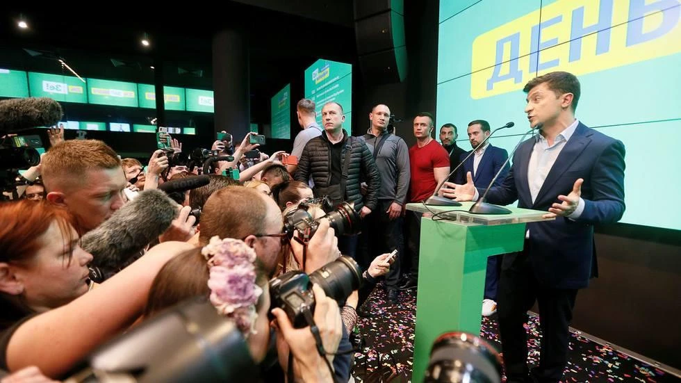 Ông Zelenskiy – người dẫn xa ông Poroshenko trong vòng bỏ phiếu thứ hai cuộc bầu cử tổng thống Ukraine – phát biểu tại trụ sở tranh cử của mình ở thủ đô Kiev (Ukraine) ngày 21-4. Ảnh: REUTERS