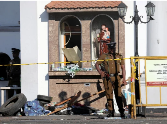 Cảnh sát canh gác nhà thờ Thánh Anthony ở thủ đô Colombo (Sri Lanka) ngày 22-4, một ngày sau khi nhà thờ này bị đánh bom. Ảnh: REUTERS