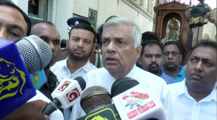 Thủ tướng Sri Lanka Ranil Wickremesinghe trao đổi với truyền thông tại khu vực nhà thờ Thánh Anthony ở thủ đô Colombo (Sri Lanka) ngày 21-4, không lâu sau khi nhà thờ này bị đánh bom. Ảnh: REUTERS