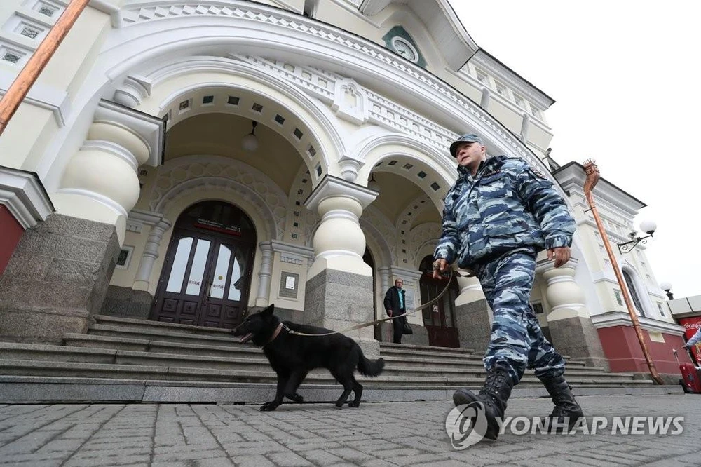 Một sĩ quan cảnh sát kiểm tra an ninh tại một nhà ga xe lửa ở TP Vladivostok ở vùng Viễn Đông (Nga) ngày 24-4. Ảnh: YONHAP
