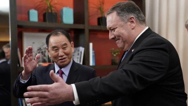 Ông Kim Yong-chol (trái) được ông Mike Pompeo đón tiếp trong một chuyến sang Mỹ. Ảnh: BBC
