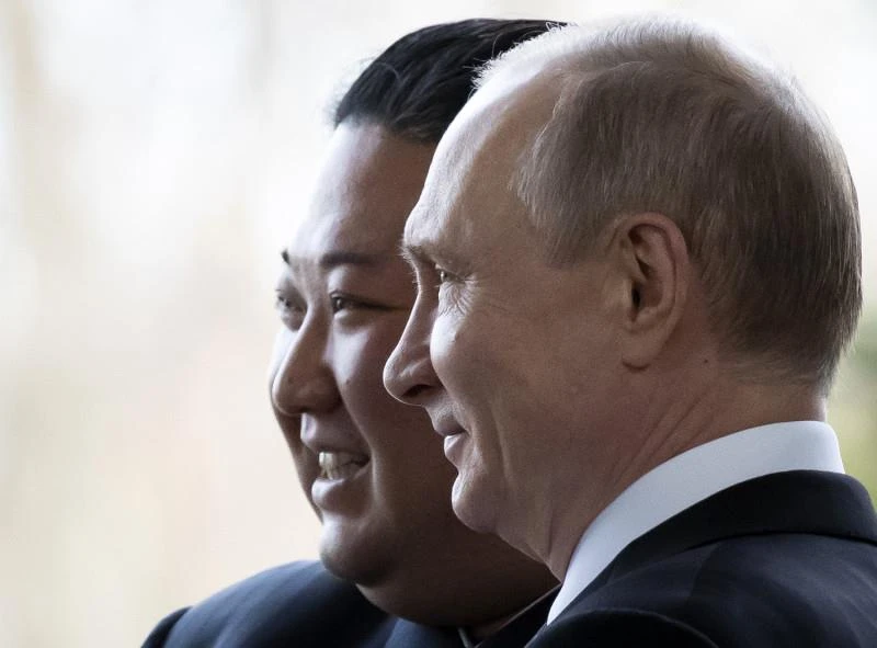 Tổng thống Nga Vladimir Putin (phải) và lãnh đạo Triều Tiên Kim Jong-un gặp nhau ở TP Vladivostok thuộc vùng Viễn Đông (Nga) ngày 25-4. Ảnh: AP