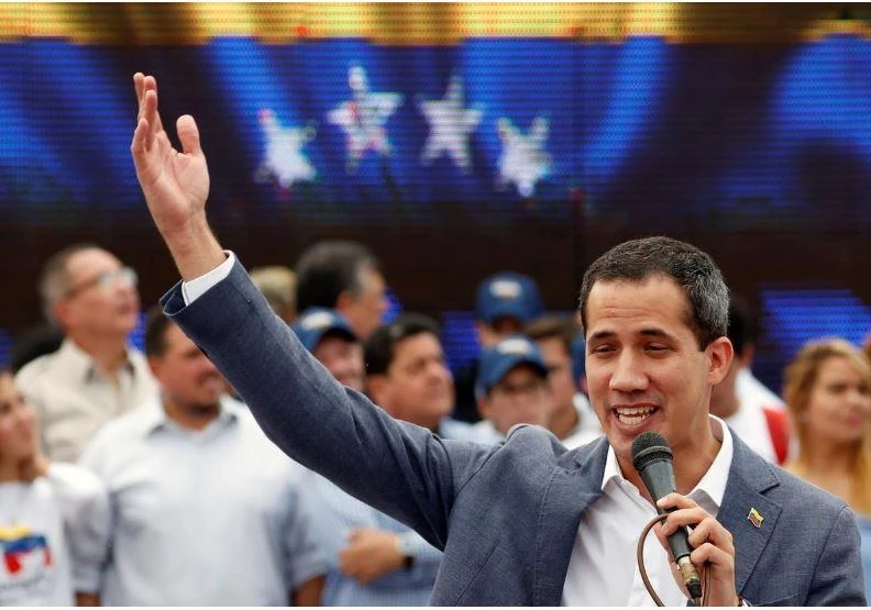 Lãnh đạo đối lập Juan Guaido – người được hầu hết các nước phương Tây công nhận là tổng thống lâm thời của Venezuela – phát biểu trong buổi lễ nhậm chức tổng thống lâm thời Venezuela trước người ủng hộ ở thủ đô Caracas (Venezuela) ngày 27-4. Ảnh: REUTERS