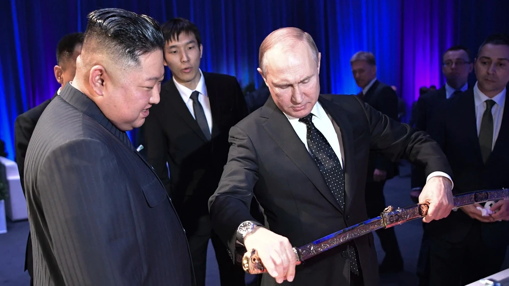 Tổng thống Nga Vladimir Putin và lãnh đạo Triều Tiên Kim Jong-un trao đổi thanh kiếm nghi lễ làm quà tặng sau cuộc gặp ở TP Vladivostok thuộc vùng Viễn Đông (Nga) ngày 25-4. Ảnh: AP