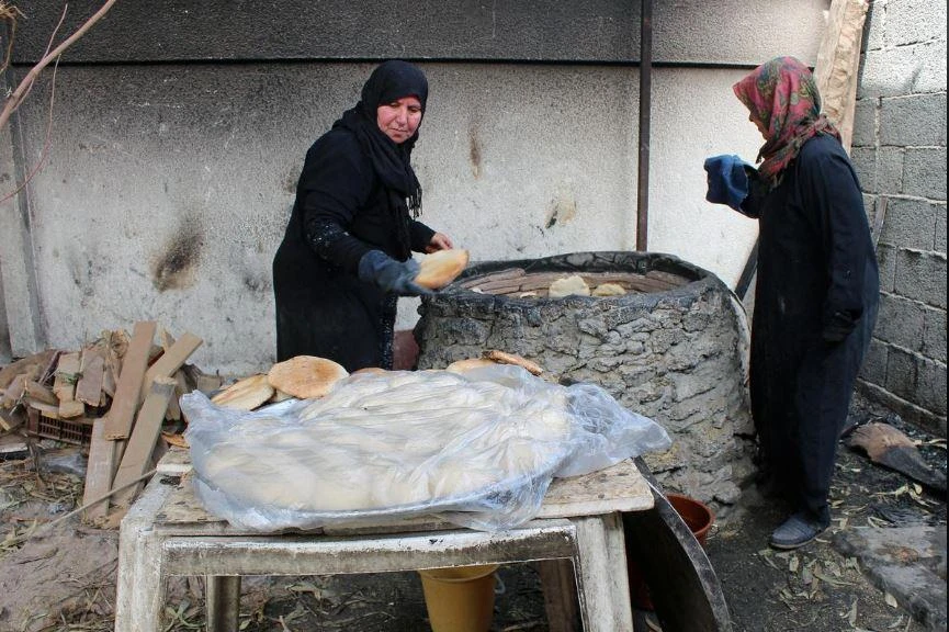 Người dân chuẩn bị thức ăn cho các tay súng phe Tripoli ở TP Misrata (Libya) ngày 28-4. Ảnh: REUTERS