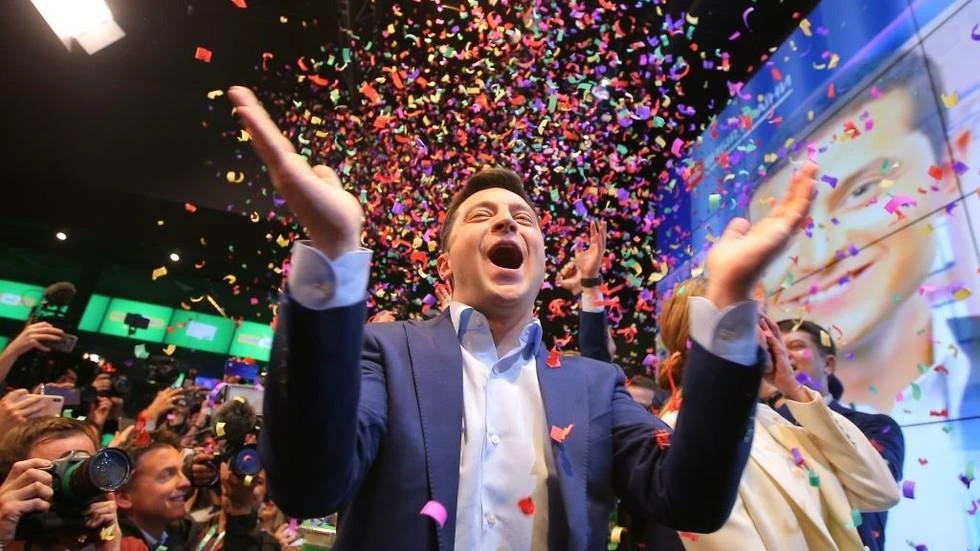 Ông Zelenskiy ăn mừng chiến thắng bầu cử tổng thống Ukraine. Ảnh: SPUTNIK