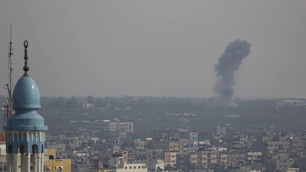Khói bốc lên từ không kích của Israel xuống TP Rafah phía nam Dải Gaza ngày 5-5. Ảnh: GETTY IMAGES