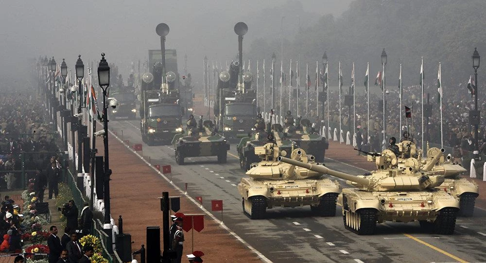 Hai chiếc xe tăng T-90 (dẫn đầu) trong một sự kiện diễu binh ở New Delhi, Ấn Độ. Ảnh: REUTERS