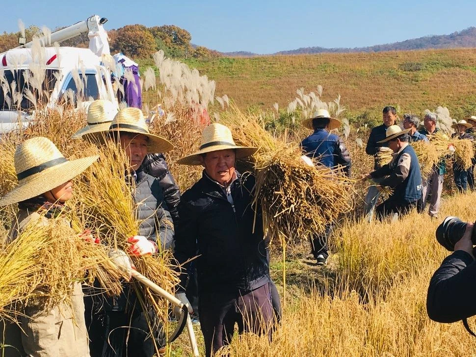Nông dân Triều Tiên. Báo cáo của Chương trình Lương thực Thế giới và Tổ chức Lương thực và Nông nghiệp cho thấy 40% dân số Triều Tiên đang cần cứu trợ lương thực khẩn cấp. Ảnh: HANI