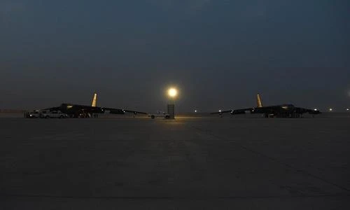Hai chiếc máy bay ném bom Boeing B-52 Stratofortress đã hạ cánh trên đường băng căn cứ không quân Al Udeid ở Qatar ngày 8-5. Ảnh: US AIR FORCE