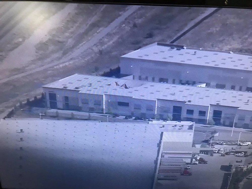 Một nhà kho (giữa) tại căn cứ lực lượng dự bị không quân March ở hạt Riverside, bang California (Mỹ) bị một chiếc F-16 đâm xuống. Ảnh: TWITTER