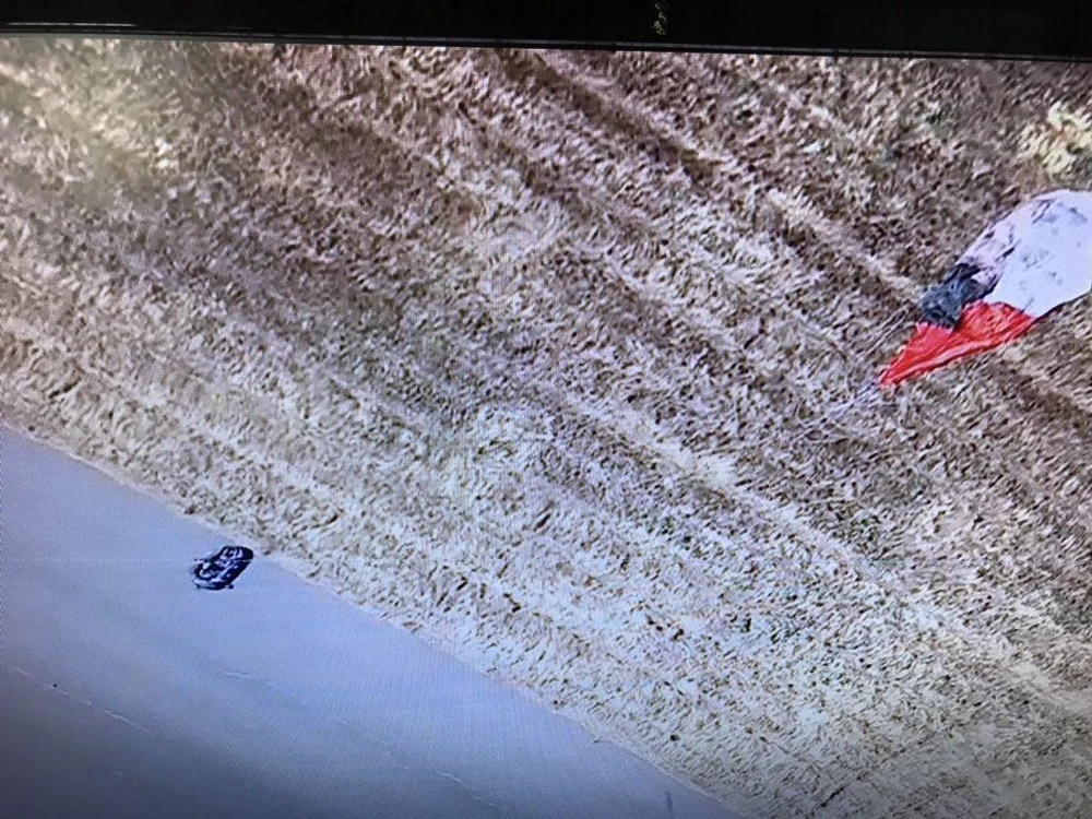 Phi công nhảy dù an toàn khỏi chiếc máy bay. Ảnh: TWITTER