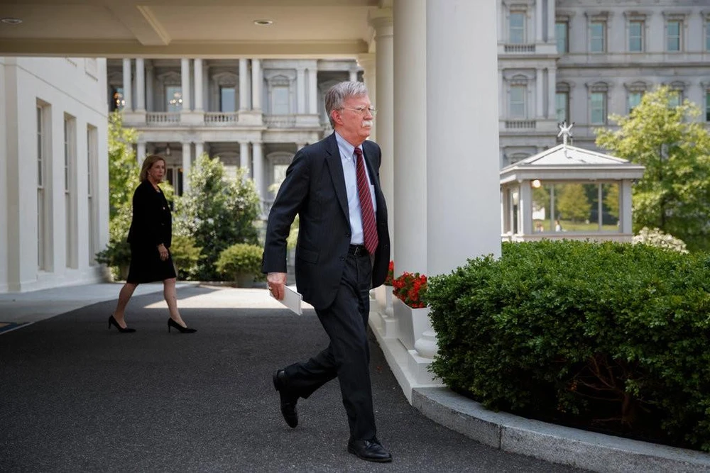 Cố vấn an ninh quốc gia Mỹ John Bolton (phải) bị phía Iran cáo buộc theo đuổi tìm cách thay đổi thể chế ở Iran, và một trong những nhóm chống đối ông Bolton lựa chọn để thay thế thể chế Iran hiện tại là Mujahedeen Khalq còn được gọi M.E.K. Ảnh: NEW YOTK TIMES