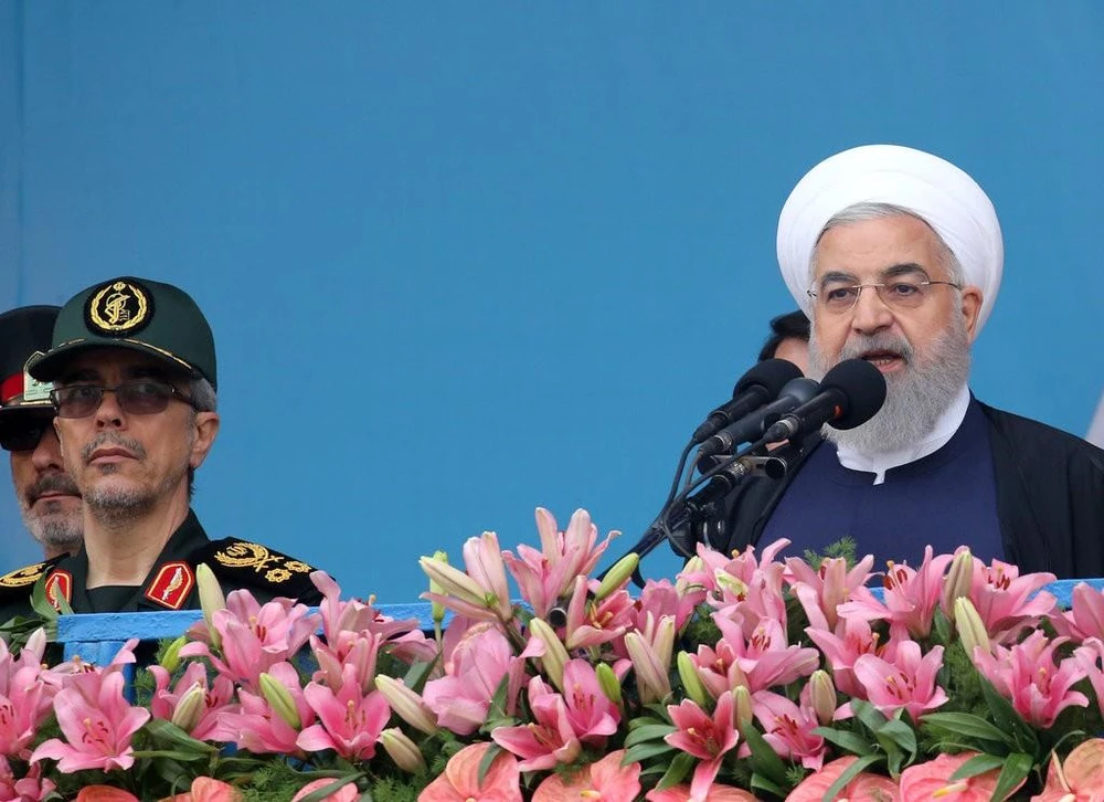 Tướng Mohammad Bagheri (trái) – Tư lệnh Quân đoàn Vệ binh Cách mạng Iran- và Tổng thống Iran Hassan Rouhani (phải) tại thủ đô Tehran (Iran) tháng trước. Ảnh: EPA