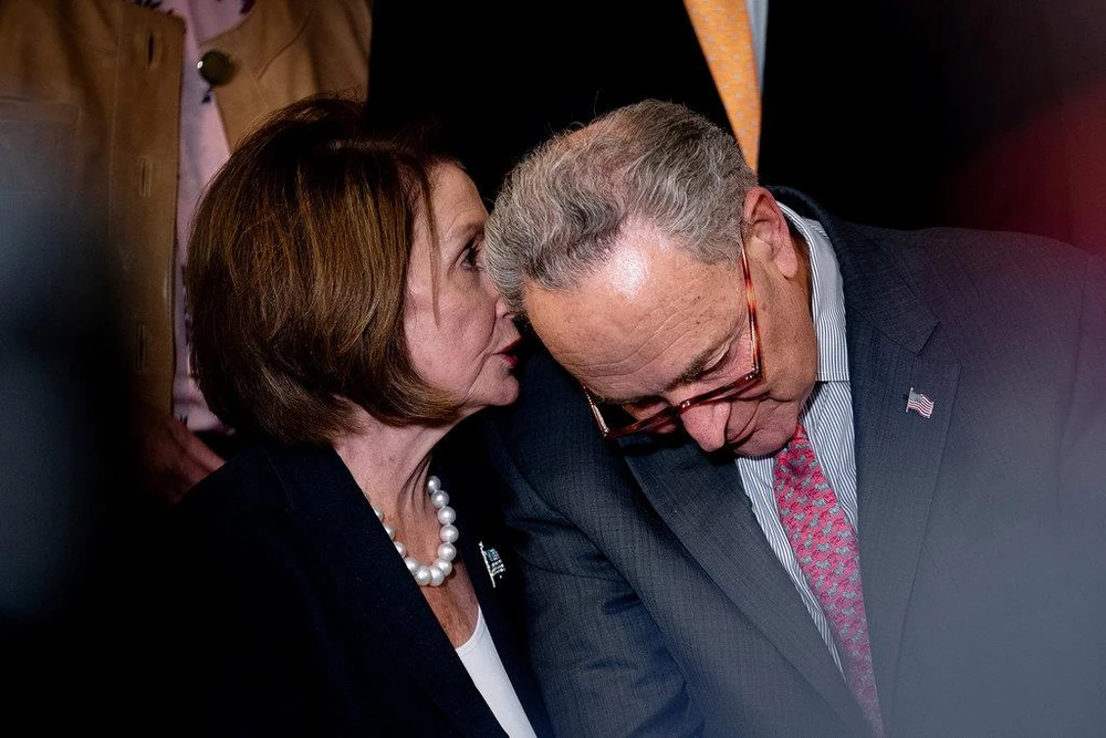 Chủ tịch Hạ viện Nancy Pelosi và lãnh đạo phe thiểu số Dân chu tại Thượng viện - Thượng nghị sĩ Chuck Schumer đều lên tiếng về việc thiếu minh bạch trong nội bộ chính phủ Trump về các đe dọa mới từ Iran. Ảnh: NEW YORK TIMES