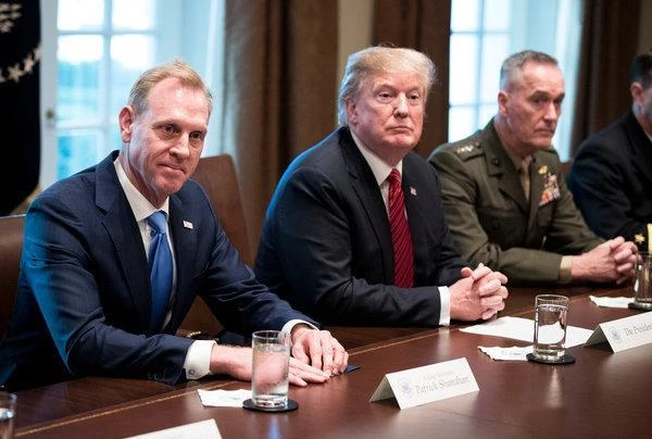 Tổng thống Mỹ Donald Trump (giữa) nói với Quyền Bộ trưởng Quốc phòng Mỹ Patrick Shanahan (trái) rằng ông không muốn chiến tranh với Iran. Ảnh: NEW YORK TIMES