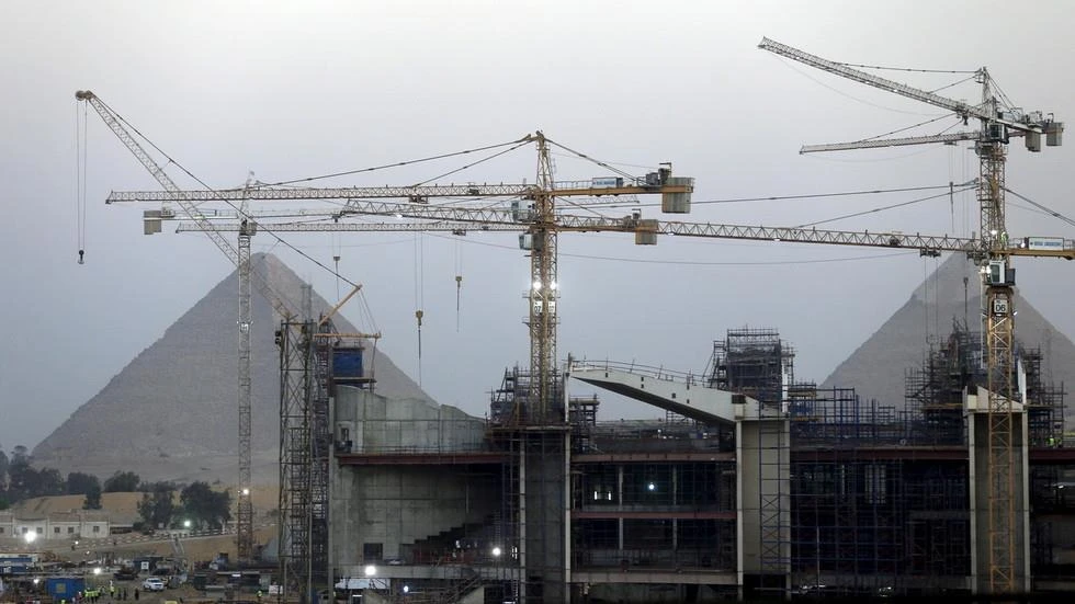 Công trường bảo tàng mới trong khu phức hợp Kim tự tháp Giza ở ngoại ô Cairo (Ai Cập) đang trong quá trình xây dựng. Ảnh: REUTERS