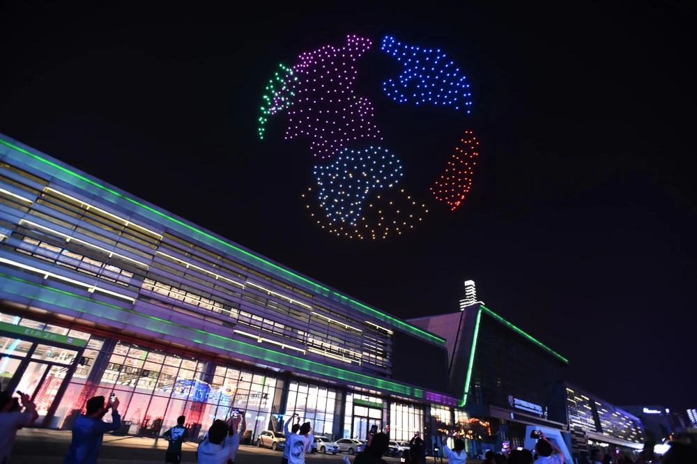 Trung tâm Hội nghị và Trưng bày Quốc tế Quý Dương ở tỉnh Quý Châu (Trung Quốc) trước khi khai mạc Cuộc triển lãm quốc tế về Công nghiệp Dữ liệu lớn 2019. Ảnh: GETTY IMAGES