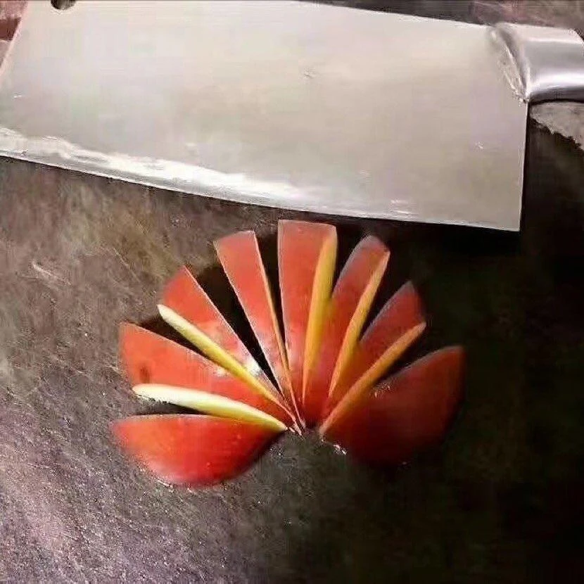 Logo Huawei là những mảnh “Quả táo” bị cắt rời? Ảnh: Tài khoản TWITTER của ông Lijan Zhao