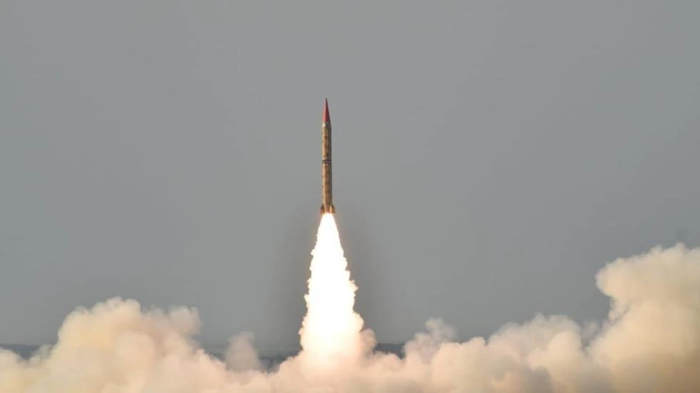 Tên lửa đạn đạo Shaheen II của Pakistan trong lần thử nghiệm ngày 23-5. Ảnh: REUTERS