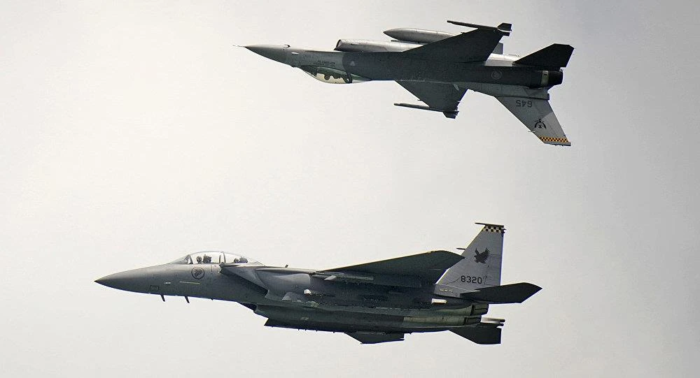 Máy bay chiến đấu F-15 của Không quân Singapore vừa được triển khai hộ tống một máy bay chở khách có báo động bị cài bom. Ảnh: AP