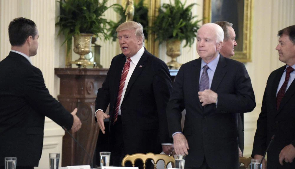 Tổng thống Mỹ Donald Trump (giữa, trái) và Thượng nghị sĩ Cộng hòa John McCain (giữa, phải) từng bất đồng và công kích nhau về nhiều vấn đề. Ảnh: WBUR