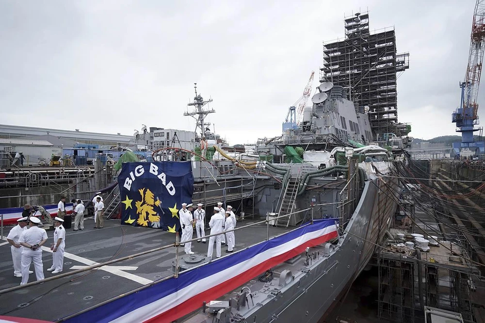 Tàu khu trục USS John McCain lớp Arleigh Burke thuộc Liên đội tàu khu trục 15 của Hạm đội 7 Hải quân Mỹ, hiện đang đậu tại căn cứ hải quân Yokosuka (Nhật). Ảnh” POLITICO