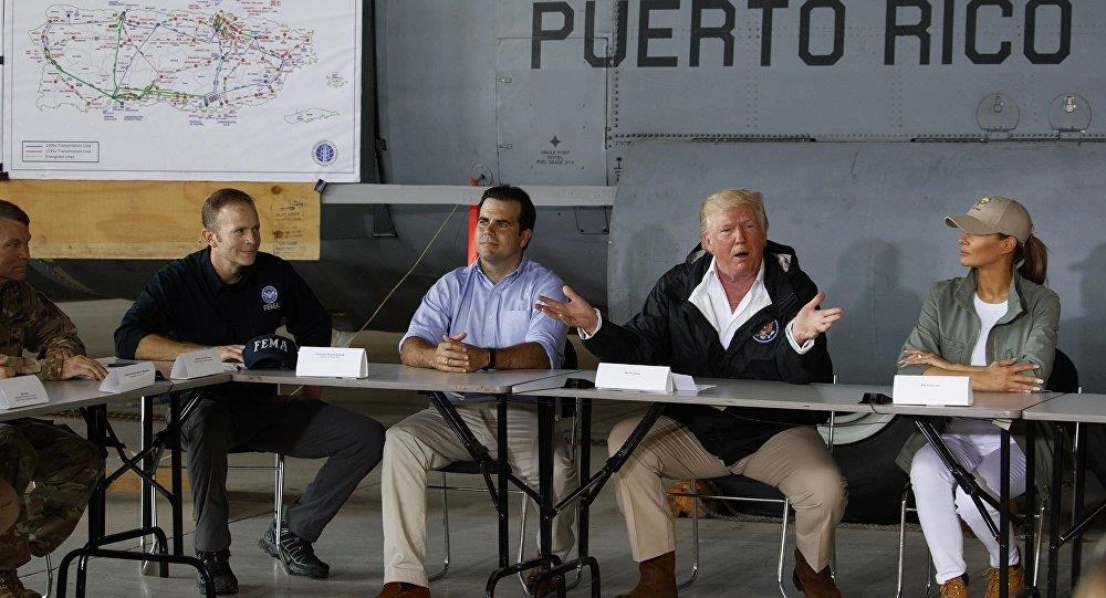 Vợ chồng Tổng thống Donald Trump (phải) đến thăm Puerto Rico năm 2017, sau khi nơi này gặp thảm họa. Ảnh: AP