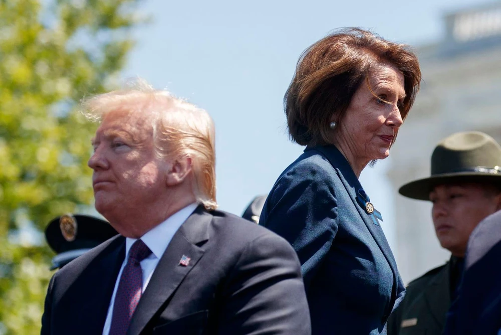 Bà Pelosi (phải) muốn ông Trump (trái) “vào tù”, nhưng không dễ. Ảnh: WASHINGTON POST