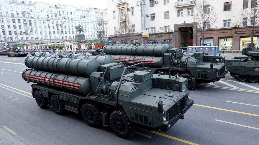 Hệ thống tên lửa phòng thủ S-400 Triumf ở Moscow (Nga) ngày 29-4. Ảnh: REUTERS