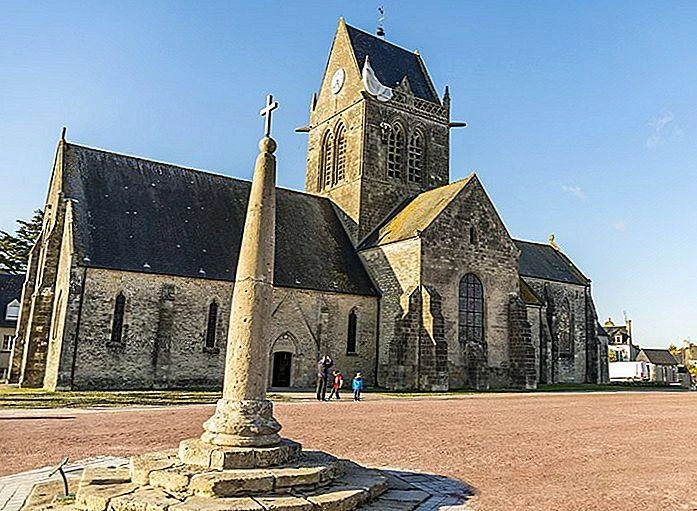 Nhà thờ của thị trấn Sainte-Mere-Eglise tái tạo lại cảnh lính nhảy dù lơ lửng từ chiếc dù trên mái nhà thờ để tưởng nhớ chiến dịch bi tráng này. Ảnh: THE PLANET WORLD