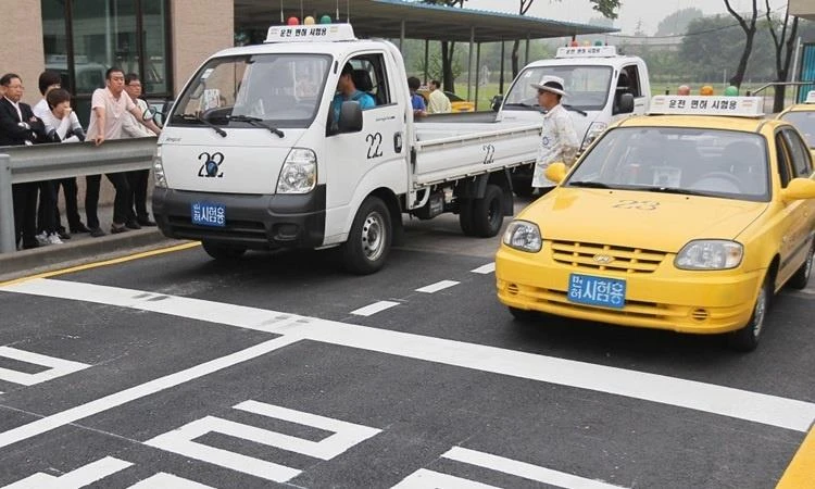 Sát hạch cấp giấy phép lái xe ở Hàn Quốc. Ảnh: SHUTTERS STOCK