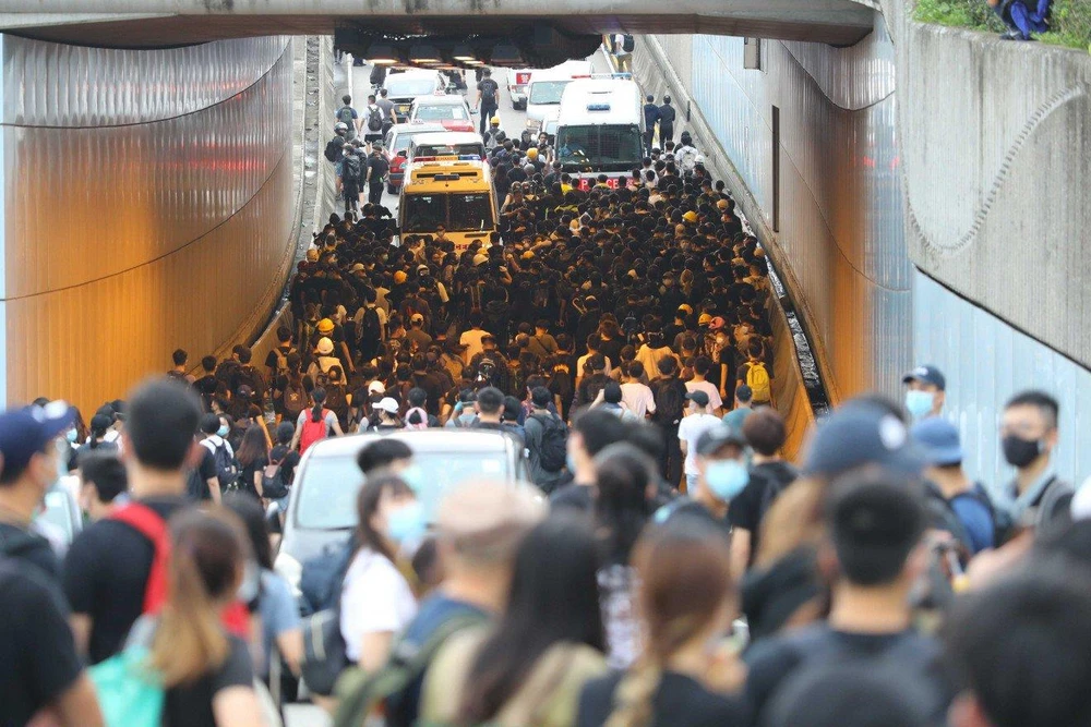 Người biểu tình phong tỏa nhiều tuyến đường khiến các nhà lập pháp đã gặp khó khăn khi muốn đến trụ sở Hội đồng Lập pháp để họp về dự luật dẫn độ. Ảnh: SCMP