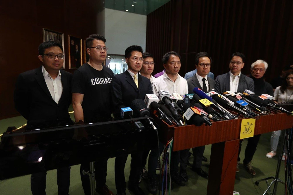 Thành viên đảng Dân chủ ở Hong Kong Wu Chi-wai (áo trắng, giữa) họp báo ngày 12-6 kêu gọi Trưởng Đặc khu Hong Kong Lâm Trịnh Nguyệt Nga rút lại dự luật. Ảnh: SCMP